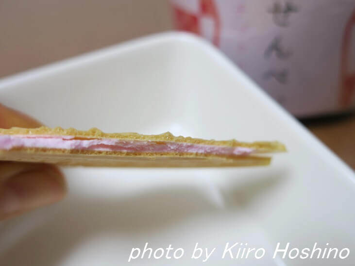 炭酸せんべい・イチゴクリーム断面 炭酸せんべい・イチゴクリーム断面