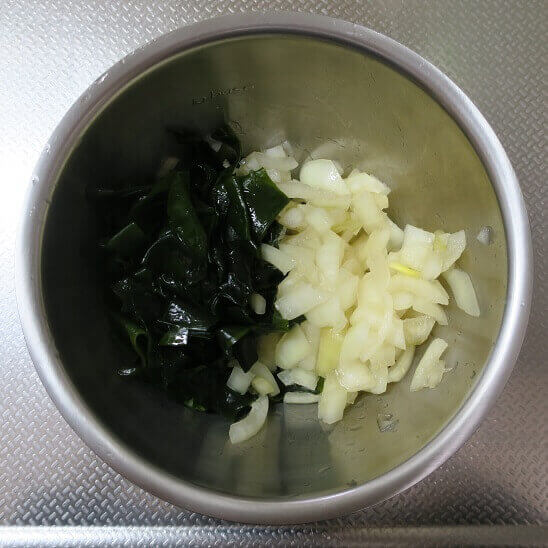 酢玉ねぎとわかめ、半々 酢玉ねぎとわかめ、半々